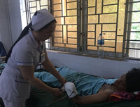 [ẢNH] Nguy hiểm chết người của việc dùng điện thoại khi sạc