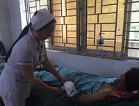 [ẢNH] Nguy hiểm chết người của việc dùng điện thoại khi sạc