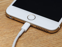 [ẢNH] Nguy hiểm chết người của việc dùng điện thoại khi sạc