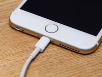 [ẢNH] Nguy hiểm chết người của việc dùng điện thoại khi sạc