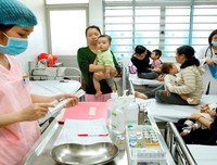 [ẢNH] Hạ sốt an toàn cho trẻ bằng các mẹo dân gian