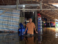 Ngập lụt tại TP Cần Thơ: Người dân khóc 