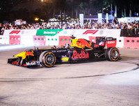 [ẢNH] Mãn nhãn với màn biểu diễn xe đua F1 nóng 