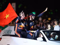 [ẢNH] Mãn nhãn với màn biểu diễn xe đua F1 nóng 