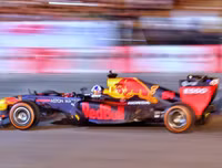 [ẢNH] Mãn nhãn với màn biểu diễn xe đua F1 nóng 