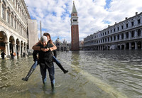 [ẢNH] Ngập lụt kỷ lục, người dân thành phố Venice vẫn vui vẻ chụp ảnh