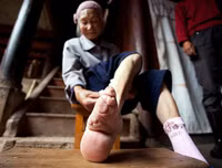 [ẢNH] Những phong tục kỳ lạ nhất của các bộ tộc trên thế giới