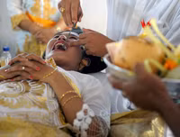 [ẢNH] Những phong tục kỳ lạ nhất của các bộ tộc trên thế giới