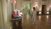 [ẢNH] Đệ nhất phu nhân nước Mỹ Melania Trump trang hoàng Nhà Trắng đón Giáng sinh 2019