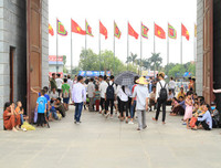 Trời mát, người dân vẫn vật vã di chuyển tại Lễ hội Đền Hùng