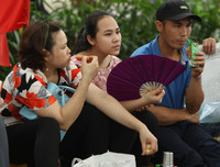 Trời mát, người dân vẫn vật vã di chuyển tại Lễ hội Đền Hùng