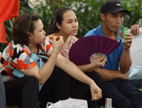 Trời mát, người dân vẫn vật vã di chuyển tại Lễ hội Đền Hùng
