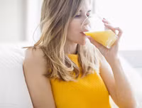 [ẢNH] Những lợi ích bất ngờ khi uống nước cam mỗi ngày