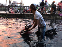 [ẢNH] TP.HCM: Triều cường dâng gây vỡ bờ bao, nước 