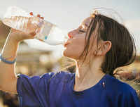 [ẢNH] Bổ sung nước đúng cách trong mùa nắng nóng để tăng sức đề kháng