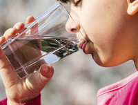 [ẢNH] Bổ sung nước đúng cách trong mùa nắng nóng để tăng sức đề kháng