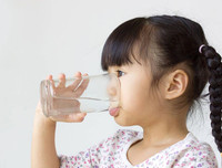 [ẢNH] Bổ sung nước đúng cách trong mùa nắng nóng để tăng sức đề kháng