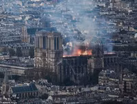 Người dân Paris quỳ gối cầu nguyện trước cảnh nhà thờ Đức Bà bị lửa thiêu rụi