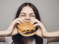 [ẢNH] Thức ăn nhanh đang 