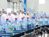 [ẢNH] Từ vụ lấy nước mương ô nhiễm làm nước uống: Cách nhận biết nước tinh khiết 