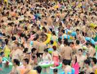 Hàng nghìn người chen nhau trong bể bơi 