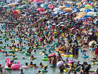 Hàng nghìn người chen nhau trong bể bơi 