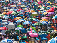 Hàng nghìn người chen nhau trong bể bơi 