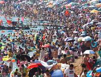 Hàng nghìn người chen nhau trong bể bơi 