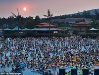 Hàng nghìn người chen nhau trong bể bơi 