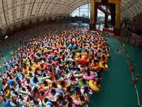 Hàng nghìn người chen nhau trong bể bơi 