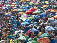 Hàng nghìn người chen nhau trong bể bơi 