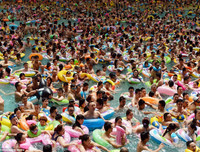 Hàng nghìn người chen nhau trong bể bơi 