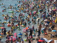 Hàng nghìn người chen nhau trong bể bơi 