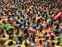 Hàng nghìn người chen nhau trong bể bơi 