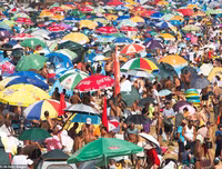 Hàng nghìn người chen nhau trong bể bơi 