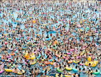 Hàng nghìn người chen nhau trong bể bơi 