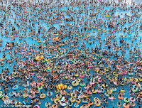 Hàng nghìn người chen nhau trong bể bơi 