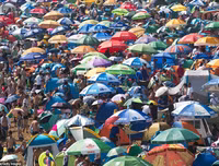 Hàng nghìn người chen nhau trong bể bơi 