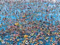 Hàng nghìn người chen nhau trong bể bơi 