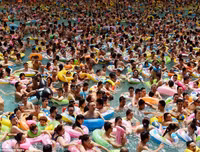 Hàng nghìn người chen nhau trong bể bơi 