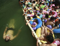 Hàng nghìn người chen nhau trong bể bơi 