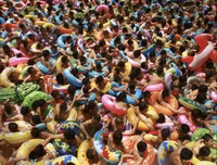 Hàng nghìn người chen nhau trong bể bơi 