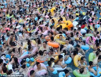 Hàng nghìn người chen nhau trong bể bơi 