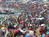 Hàng nghìn người chen nhau trong bể bơi 