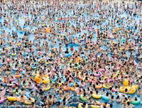 Hàng nghìn người chen nhau trong bể bơi 