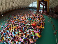 Hàng nghìn người chen nhau trong bể bơi 