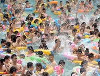 Hàng nghìn người chen nhau trong bể bơi 