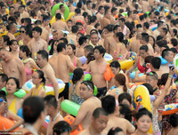 Hàng nghìn người chen nhau trong bể bơi 