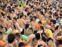 Hàng nghìn người chen nhau trong bể bơi 