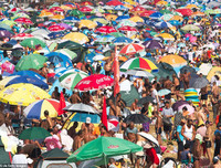 Hàng nghìn người chen nhau trong bể bơi 